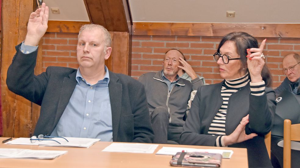 Heinrich Ubben (Moin-Gruppe) und Heidi Schmidt (bisher SPD), die inzwischen eine Fraktion bilden, lehnten den neuen Plan für die Dorfplatz-Neugestaltung im Dezember 2023 ab. Foto: Thomas Dirks