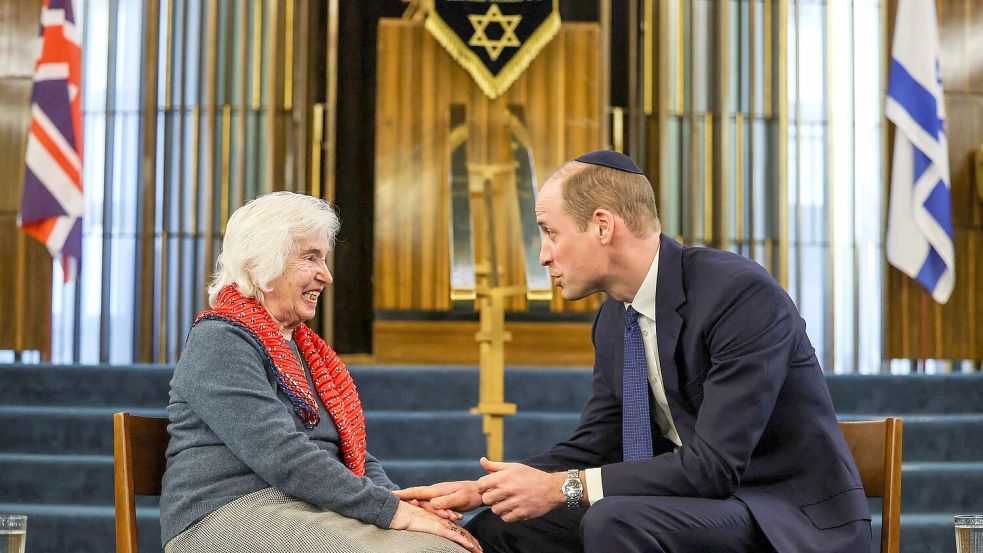 Prinz William unterhält sich mit der Holocaust-Überlebenden Renee Salt (94). Foto: Toby Melville/PA Wire/dpa