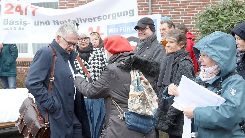 Der Auricher Landrat Olaf Meinen kam kurz mit den Protestierenden ins Gespräch. Foto: Romuald Banik