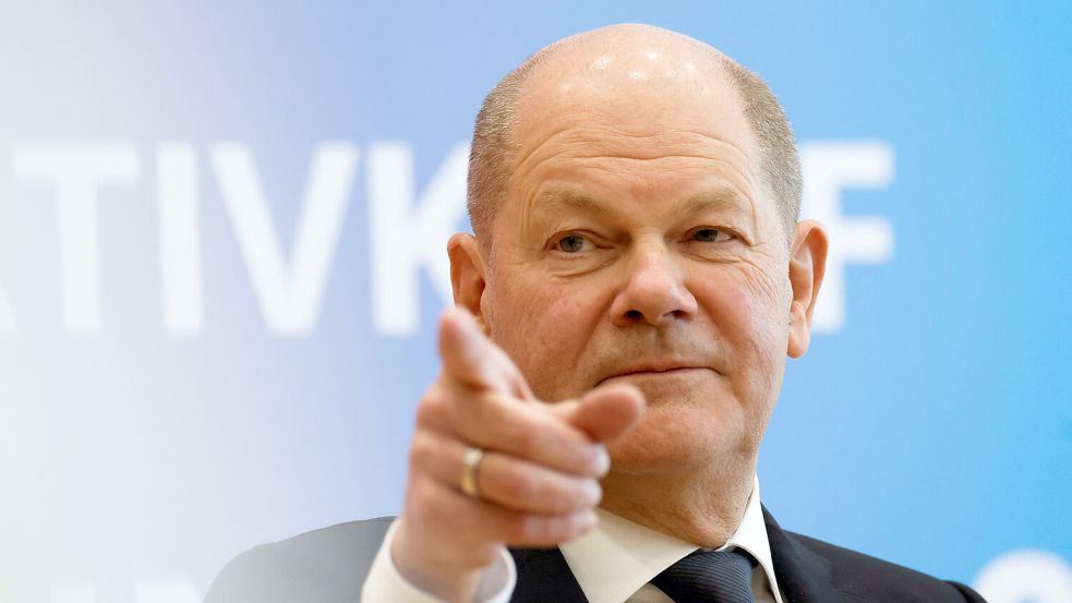 Bundeskanzler Olaf Scholz hat unzufriedene Wirtschaftsbosse zum Spitzengespräch getroffen und bekam umgehend einen Brandbrief ausgehändigt. Darin beklagen sie den Fachkräftemangel und vergessen dabei ihre Eigenverantwortung. Foto: pda/REUTERS/Michaela Rehle