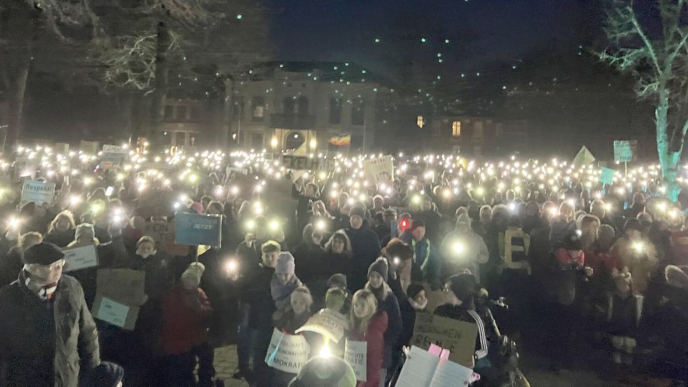Der Norder Marktplatz erstrahlte im Lichterglanz der Demonstranten. Foto: Rebecca Kresse