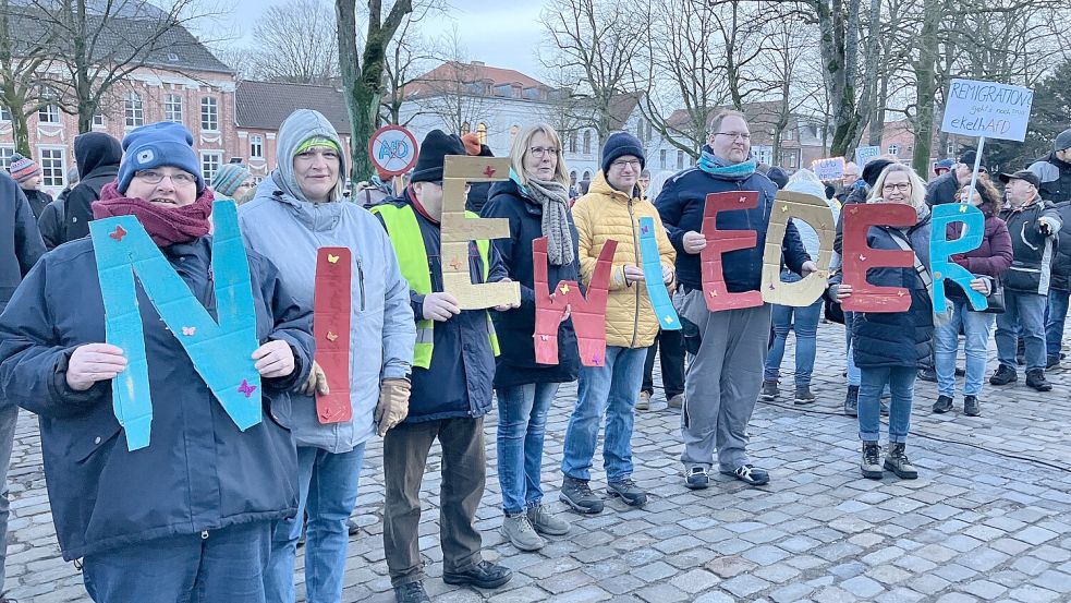 Die Behindertenhilfe Norden hatte zur Bastelschere gegriffen und den Schriftzug „Nie wieder“ mitgebracht. Foto: Rebecca Kresse
