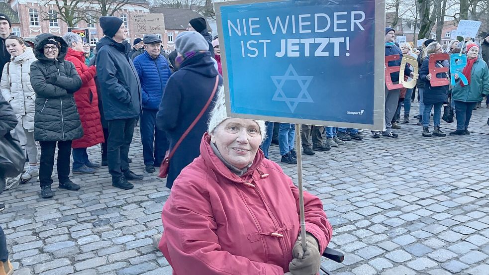 Allmut Holler vom Arbeitskreis Synagogenweg setzte ein deutliches Zeichen. Foto: Rebecca Kresse