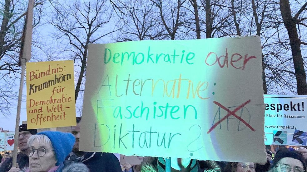 Viele Norder hatten selbst gemachte Schilder mitgebracht. Foto: Rebecca Kresse