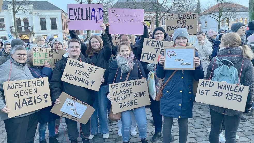 Die AWO Norden war mit einer Gruppe zur Kundgebung gekommen. Foto: Rebecca Kresse