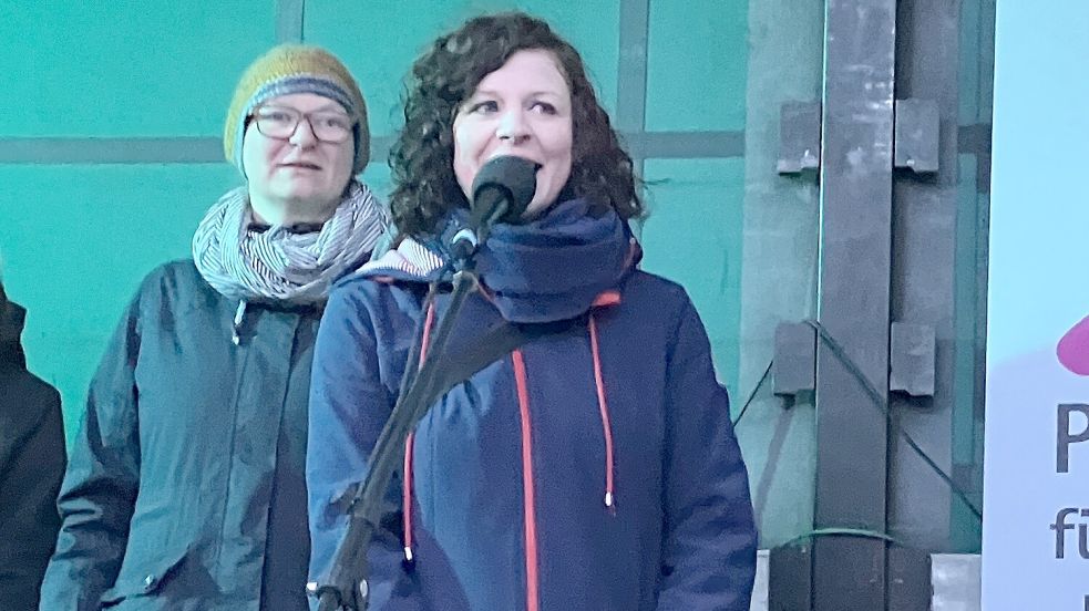 Gesine Agena (am Mikrofon) Vorsitzende vom Verein Kulturbrennerei Doka, und Tina Schipper, zählten zu den Initiatoren der Kundgebung. Foto: Rebecca Kresse