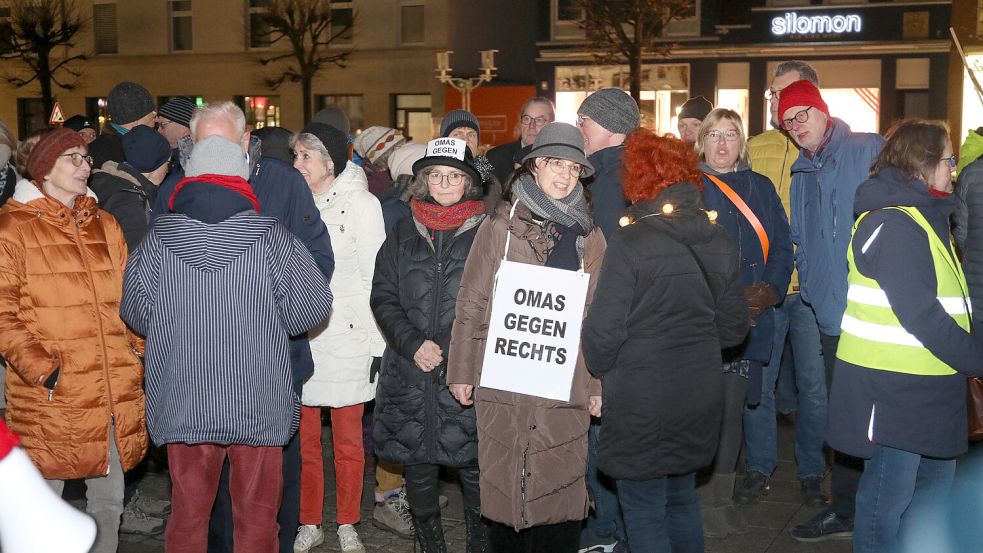 Auch die „Omas gegen Rechts“ Demonstrierten auf dem Auricher Marktplatz. Foto: Romuald Banik