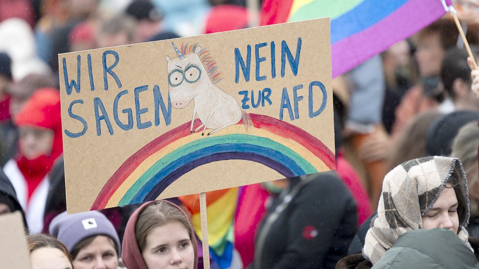 „Wir sagen Nein zur AFD“ steht auf einem Plakat, das bei einer Demonstration hochgehalten wird. Ähnliche Szenen könnte es demnächst auch in Moordorf geben. Foto: Christophe Gateau/DPA