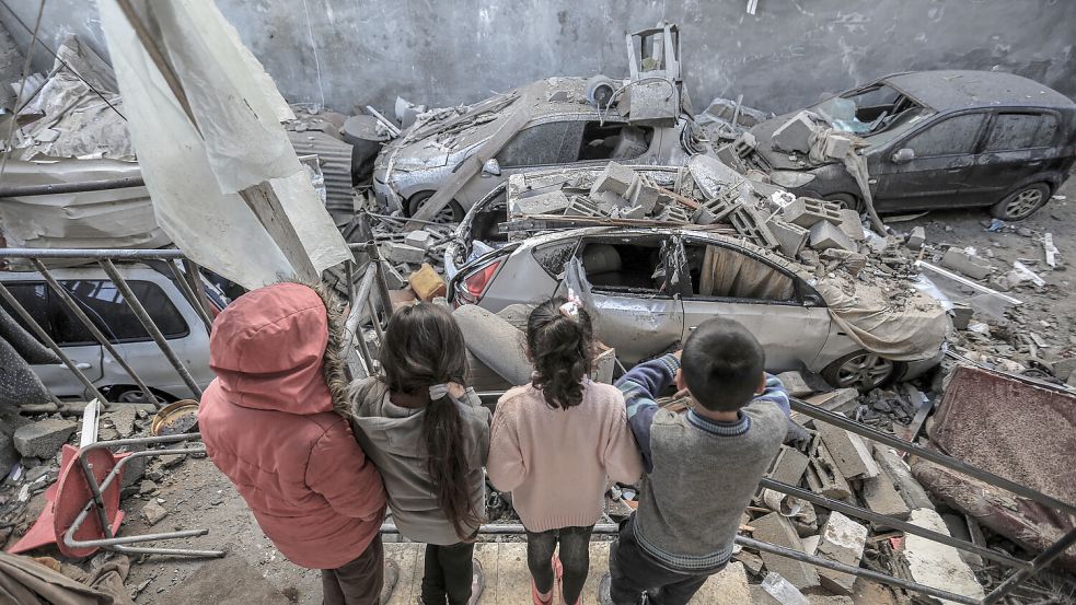 Palästinensische Kinder stehen vor den Trümmern zerstörter Häuser und Fahrzeuge nach einem israelischen Bombardement. Foto: dpa