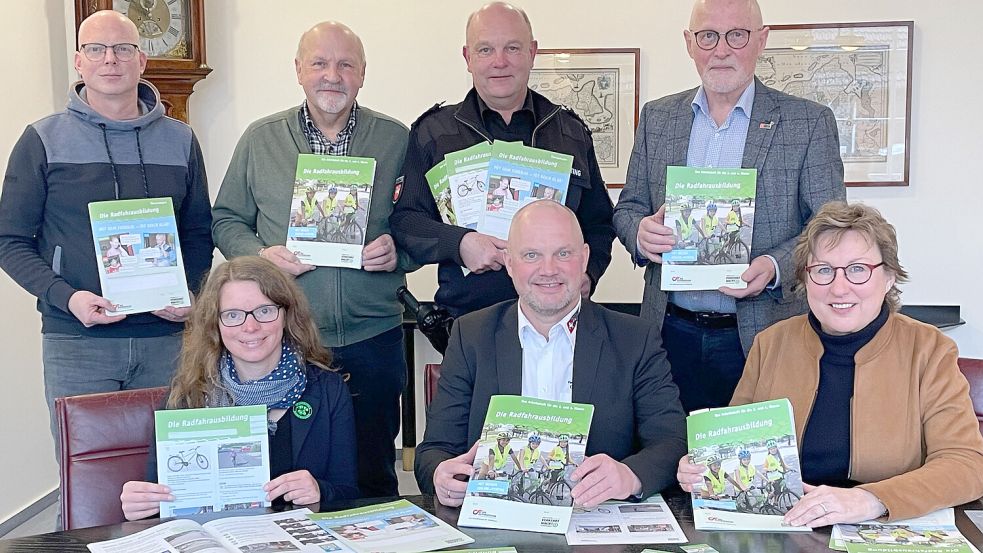 Die Vorsitzenden aller ostfriesischen Verkehrswachten freuen sich über das neue Unterrichtsmaterial (hinten von links): Sascha Nowak (VW Wittmund), Hans-Friedel Walther (VW Aurich), Hans-Günther Jelting (VW Leer), Hajo Reershemius (VW Norden und Gebietsbeauftragter der ostfriesischen VWs), (vorne von Links) Claudia Wilting (Leiterin der Grundschule Tannenhausen), Bertold Tuitjer (VW Emden), und Signe Foetzki (Pressesprecherin der Brandkasse). Foto: privat