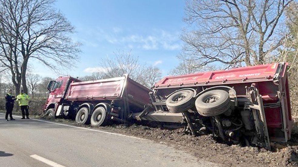 Das Lastwagen-Gespann landete in Friedeburg im Graben. Der Anhänger kippte bei dem Unfall zur Seite. Foto: Polizei