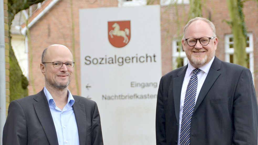 Sie stellten die Jahresbilanz am Hohen Wall in Aurich vor: Sozialgerichts-Direktor Peter Nippen und Pressesprecher Oliver Garrels. Foto: Aiko Recke