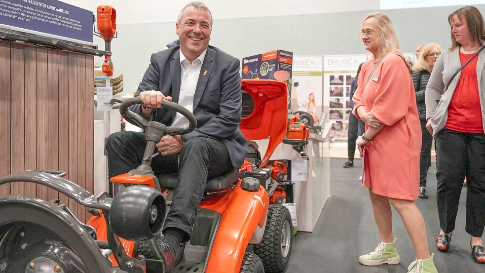 Schirmherr und Bundestagsabgeordneter Johann Saathoff lies sich bei der Eröffnung eine Fahrt mit einem Rasenmäher nicht entgehen. Foto: Helmut Vortanz