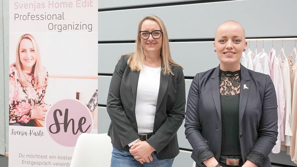Svenja Kaste (links), hier mit Dana Janzen, präsentiert als Ordnungscoach ein eher ungewöhnliches Angebot. Foto: Helmut Vortanz