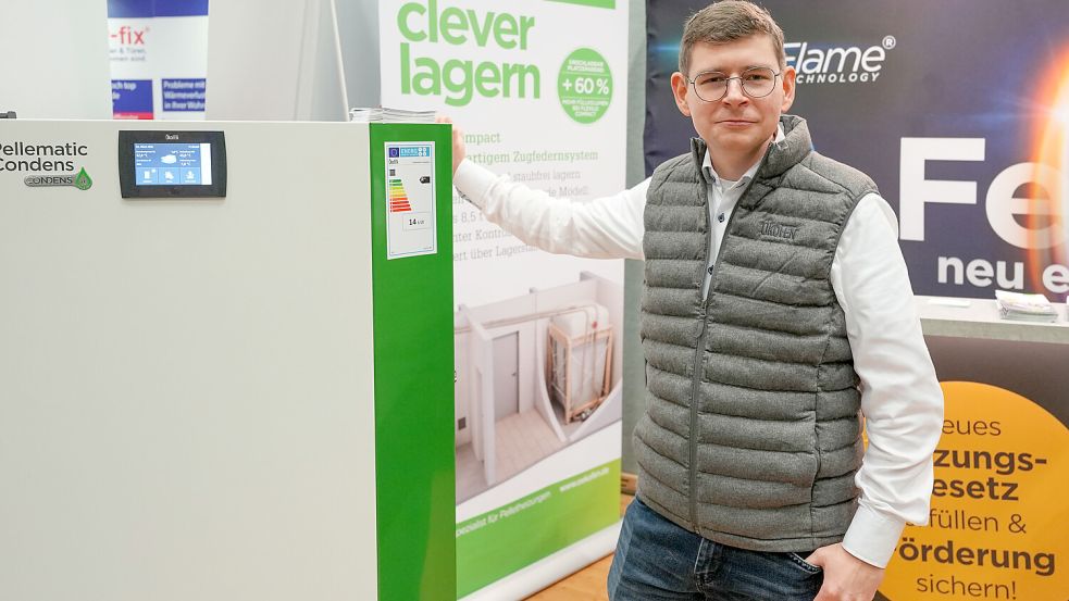 Robin Rickert informiert über Pellet-Heizanlage. Foto: Helmut Vortanz