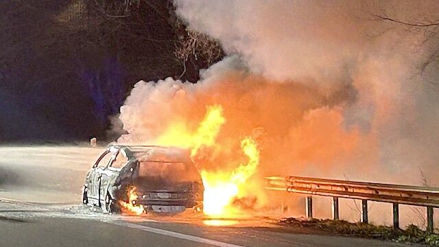 Ein Auto hat auf der A 28 Richtung Bremen gebrannt. Foto: Polizei