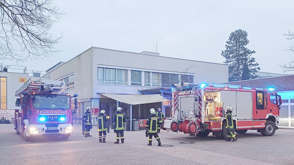 Mit zahlreichen Einsatzkräften war die Feuerwehr zum Krankenhaus ausgerückt. Foto: Joachim Rand/Feuerwehr Weener