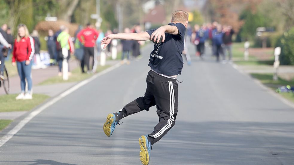 Der Dietrichsfelder Eike Carls gewann mit seinem Team den wichtigen Heimwettkampf gegen Burhafe.Foto: Wilfried Gronewold