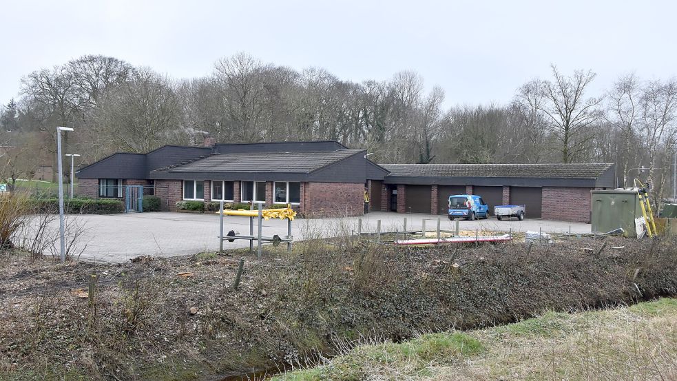 Zur EWE-Betriebsstätte gehören mehrere Garagen. Ein Großteil des Grundstücks ist gepflastert. Foto: Thomas Dirks
