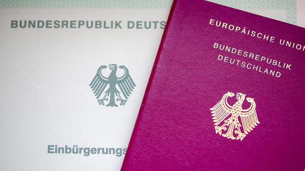 Eine Einbürgerungsurkunde der Bundesrepublik Deutschland und ein deutscher Reisepass. Foto: Fernando Gutierrez-Juarez/dpa
