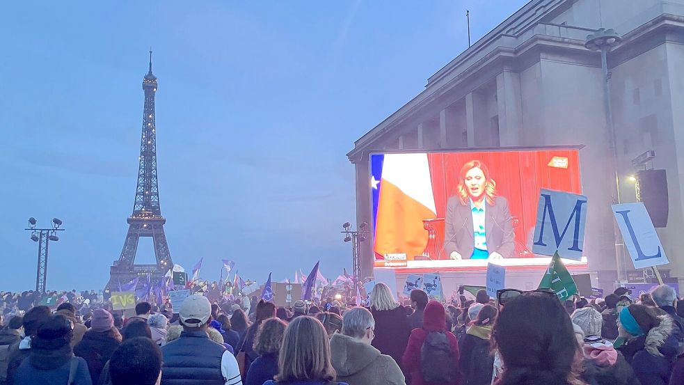 Eine Abstimmung mit großer Symbolkraft: In Frankreich wird die Freiheit auf Abtreibung in der Verfassung verankert. Foto: Oleg Cetinic/AP/dpa