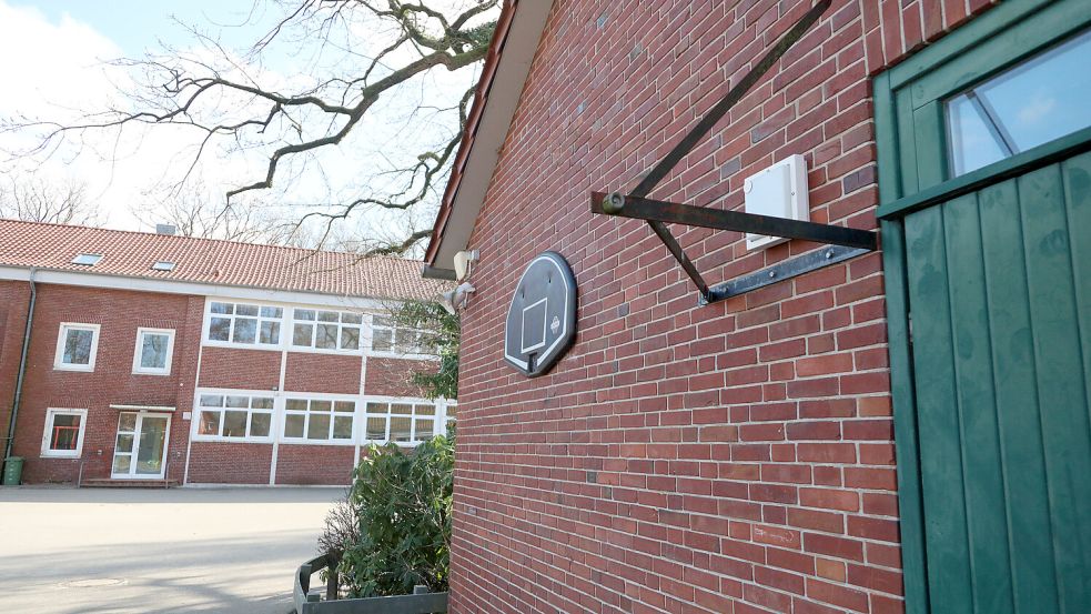 An der Grundschule Sandhorst ist von einem der beiden Basketballkörbe nur noch das Brett übriggeblieben. Foto: Romuald Banik