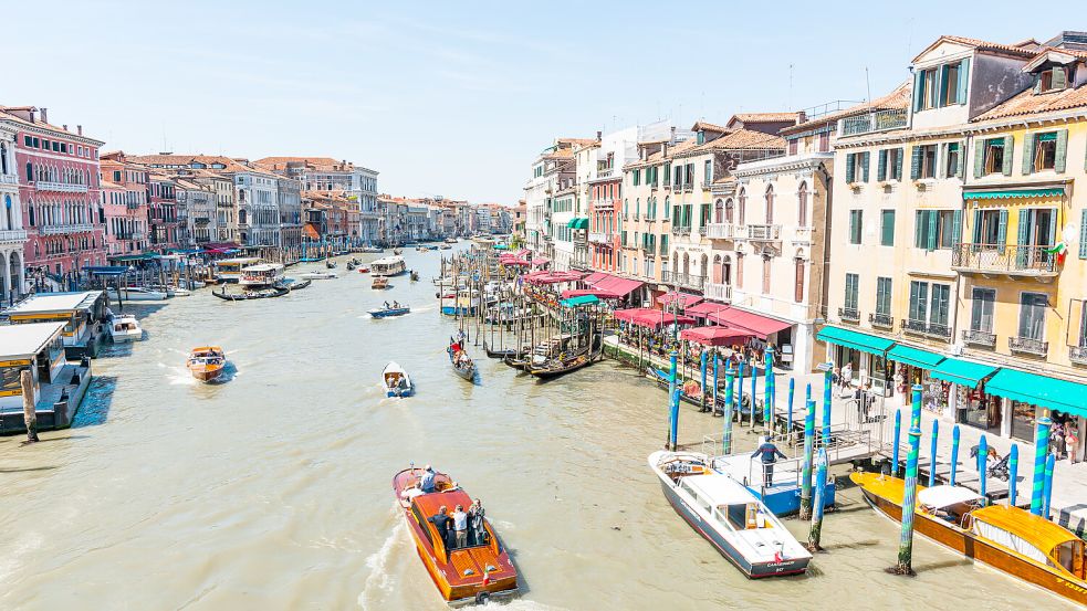 Auf dem berühmten Canale Grande in Venedig soll der Verkehr auf dem Wasser reduziert werden. Foto: IMAGO/Pond5 Images