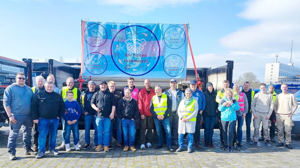 Mittelständler aus Ostfriesland zeigten bei der Demonstration des Baugewerbeverbands Niedersachsen in Hannover Flagge. Foto: privat