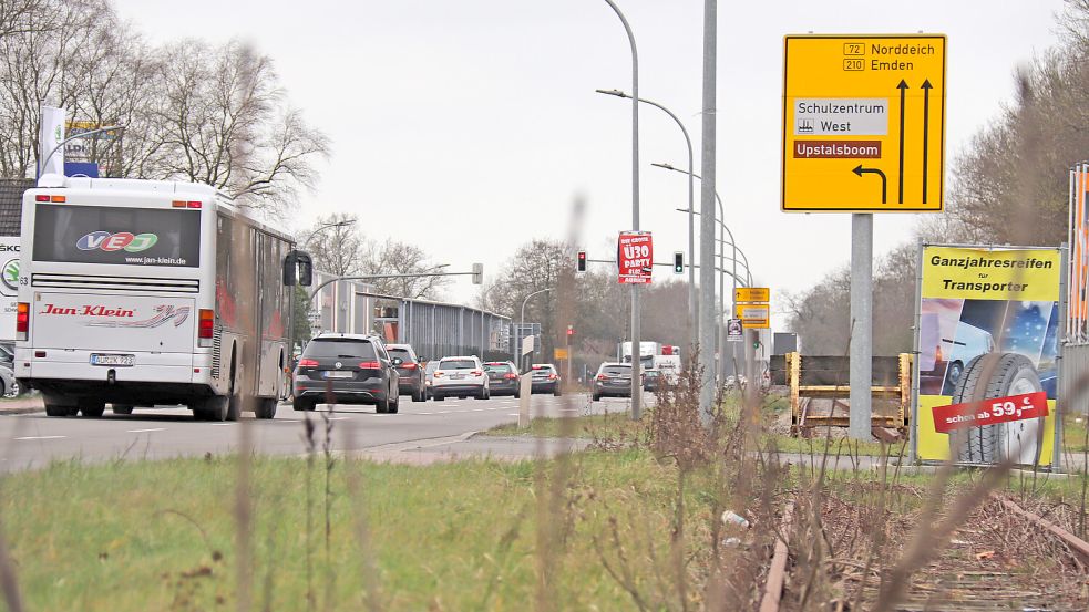 Statt vieler Autos könnten alle 30 Minuten Stadtbahnen in Richtung Emden aufbrechen. Foto: Heino Hermanns
