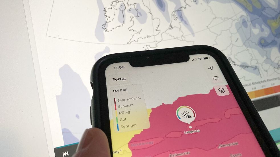 Blick auf die Luftqualitätskarte auf dem Smartphone vom Dienstagvormittag. Im Hintergrund ist die Belastungsübersicht mit Saharastaub zu sehen. Foto: Christin Wetzel