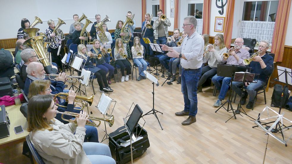 Einmal in der Woche wird unter der Leitung von Bernhard Steinhorst im Gemeindehaus fleißig geprobt. Foto: Werner Jürgens