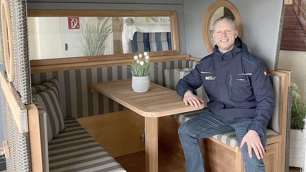 Der Norddeicher Strandchef Harald Lübbers präsentiert eine neue Errungenschaft für den Norddeicher Strand: Sogenannte Gosch-Lounges, also Strandkörbe für sechs Personen. Foto: Rebecca Kresse