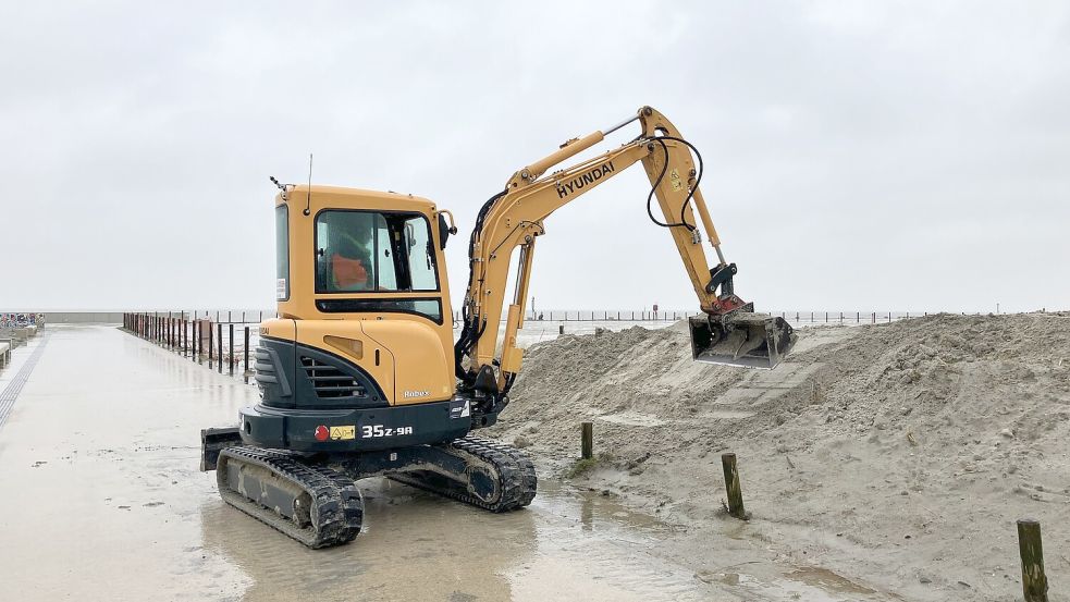 Mit schwerem Gerät sind Harald Lübbers und sein Team dabei, den Strand in Norddeich wieder in Ordnung zu bringen. Foto: Rebecca Kresse