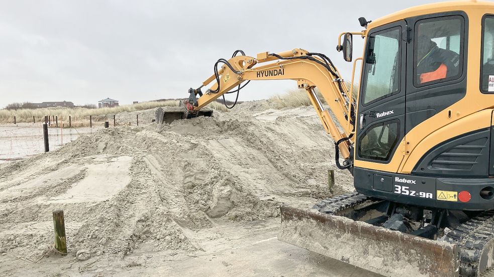 Die Dünen am Strand müssen in mühevoller Arbeit wieder aufgebaut werden. Durch die Sturmfluten hatte sich der Sand überall verteilt. Foto: Rebecca Kresse