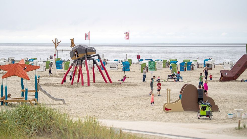 Schon bald werden die beliebten Spielgeräte wieder auf dem Strand in Norddeich aufgebaut. Foto: DPA