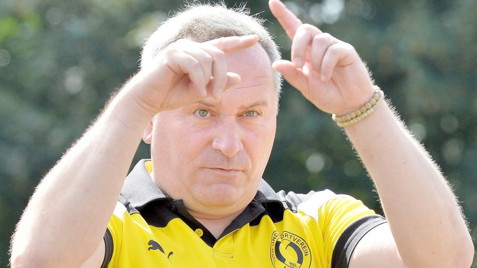 Vier Jahre lang von 2016 bis 2020 gab Fußballtrainer Jerzey Klukowski die Kommandos beim TuS Middels. Nach einer längeren Pause wird er zur neuen Saison den Bezirksligisten SV Wallinghausen trainieren und in grün-weißer Arbeitskleidung daherkommen. Foto: Bernd Wolfenberg