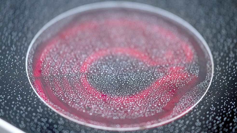 Eine heiß gewordene Herdplatte glüht rot. Foto: DPA