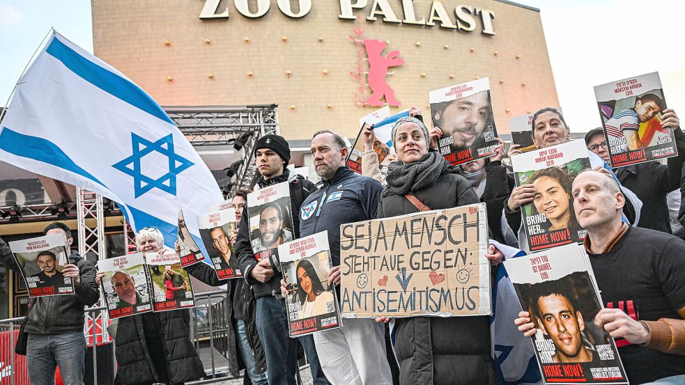 Jüdische Filmschaffende demonstrieren vor dem Zoo Palast gegen die Berlinale-Gala 2024. Foto: IMAGO/Funke Foto Services/Maurizio Gambarini