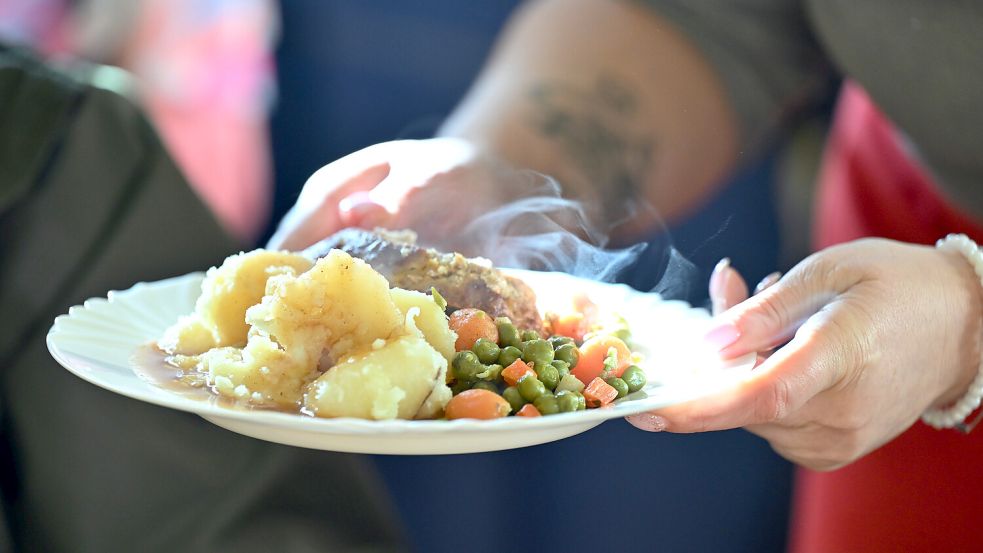 Einige Gastronomenversuche, die erhöhten Kosten und den veränderten Steuersatz möglichst wenig an die Kunden weiterzureichen. Foto: DPA