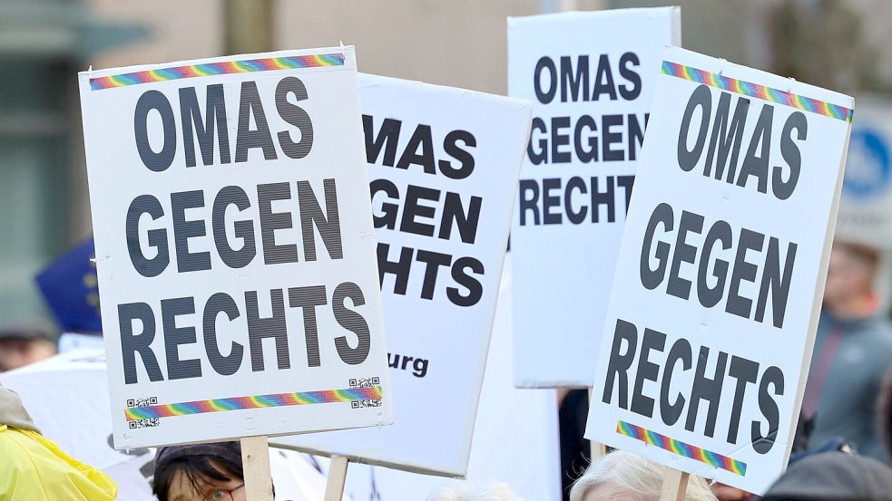 Das erste Treffen der Auricher „Omas gegen Rechts“ steht an. Foto dpa/Peter Gercke