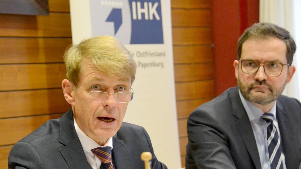 Der scheidende IHK-Präsident Dr. Bernhard Brons und IHK-Hauptgeschäftsführer Max-Martin Deinhard.Foto: Aiko Recke