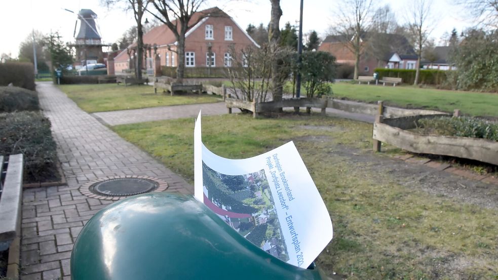 Nach dem angekündigten Aus für die Neugestaltung des Dorfplatzes in Leezdorf ist der Plan für die Tonne. Foto: Thomas Dirks