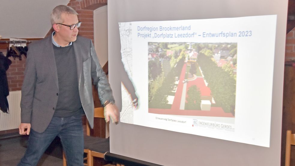Der stellvertretende Leezdorfer Gemeindedirektor und Brookmerlander Bauamtsleiter Jochen Behrends erläuterte den neuen Dorfplatz-Plan in der Ratssitzung im Dezember 2023. Foto: Thomas Dirks
