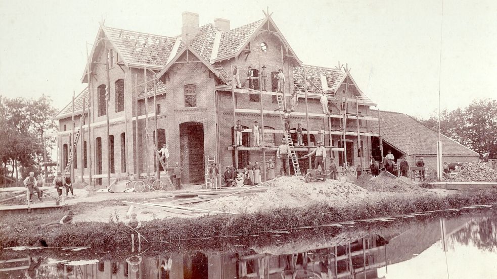 Das Wohn- und Geschäftshaus Plümer mit Wirtschaftsteil in Westrhauderfehn 1903. Foto: Fehn- und Schiffahrtsmuseum Westrhauderfehn