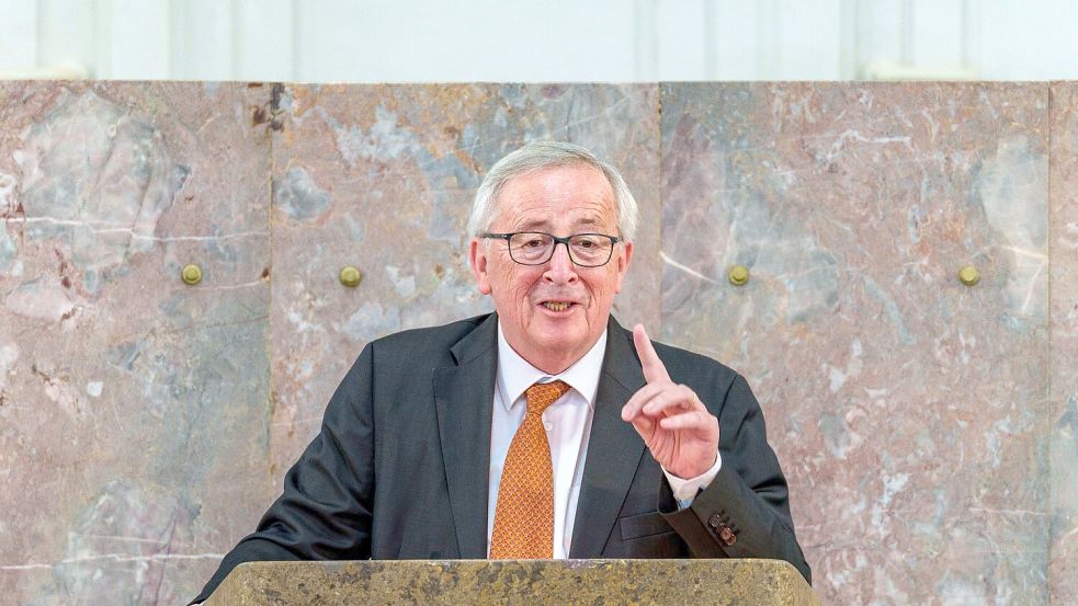 Jean-Claude Juncker, Laudator und ehemaliger Präsident der Europäischen Kommission, warnt die EVP vor einer Zusammenarbeit mit Giorgia Meloni - dies käme einer Verharmlosung der extremen Rechten gleich. Foto: Andreas Arnold/dpa