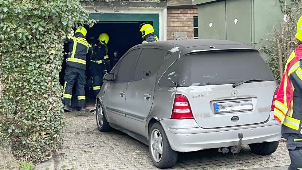 Ein Mercedes, Modell A-Klasse, der in der Garage stand, wurde bei dem Brand beschädigt. Foto: Feuerwehr, Justin Herzig