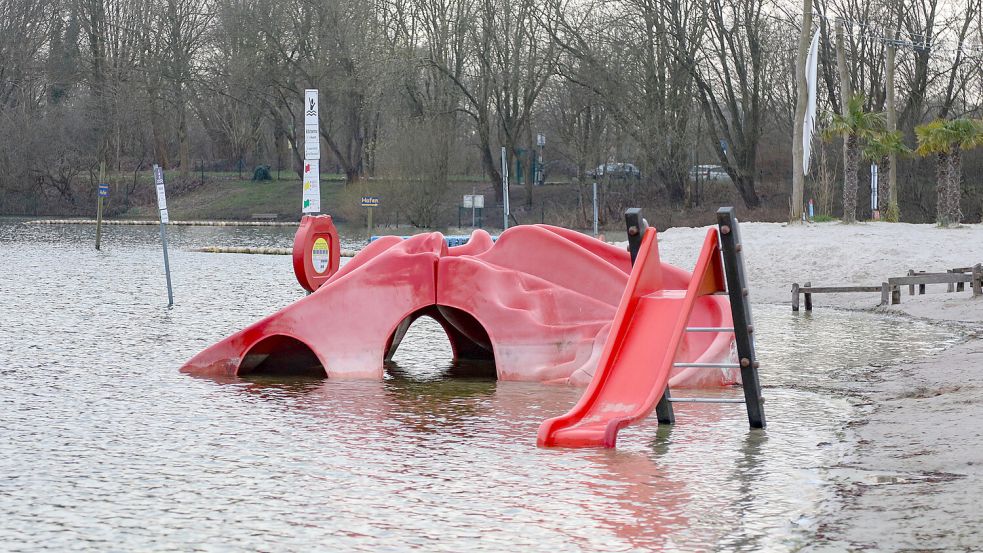 Auch wegen der Wasserrutsche muss es eine Badeaufsicht am Badesee Tannenhausen geben. Foto: Romuald Banik