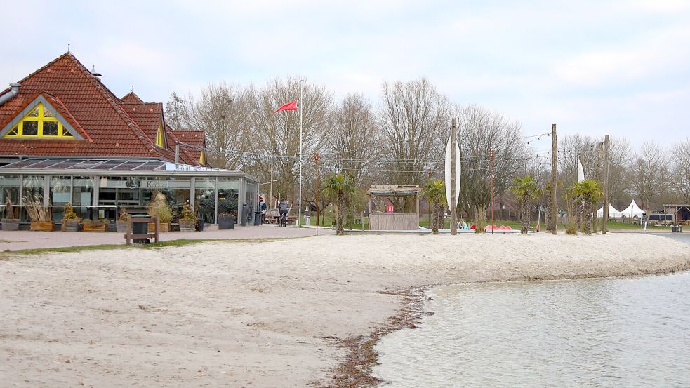 Die rote Fahne zeigt: Es gibt keine Badeaufsicht, schwimmen ist verboten. Foto: Romuald Banik