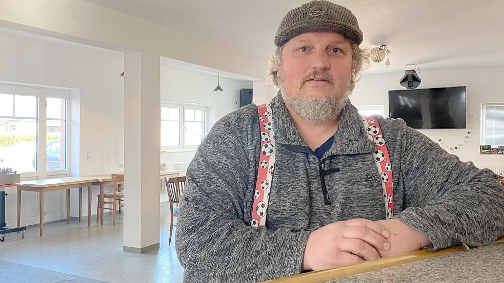 Gerhard Schoon, auch bekannt als „Bauer Lustig“, in seinem Veranstaltungssaal in Moordorf. Er fühlt sich vom Veranstalter eines Treffens, bei dem auch AfD-Vertreter auftreten sollten, getäuscht. Foto: Holger Janssen