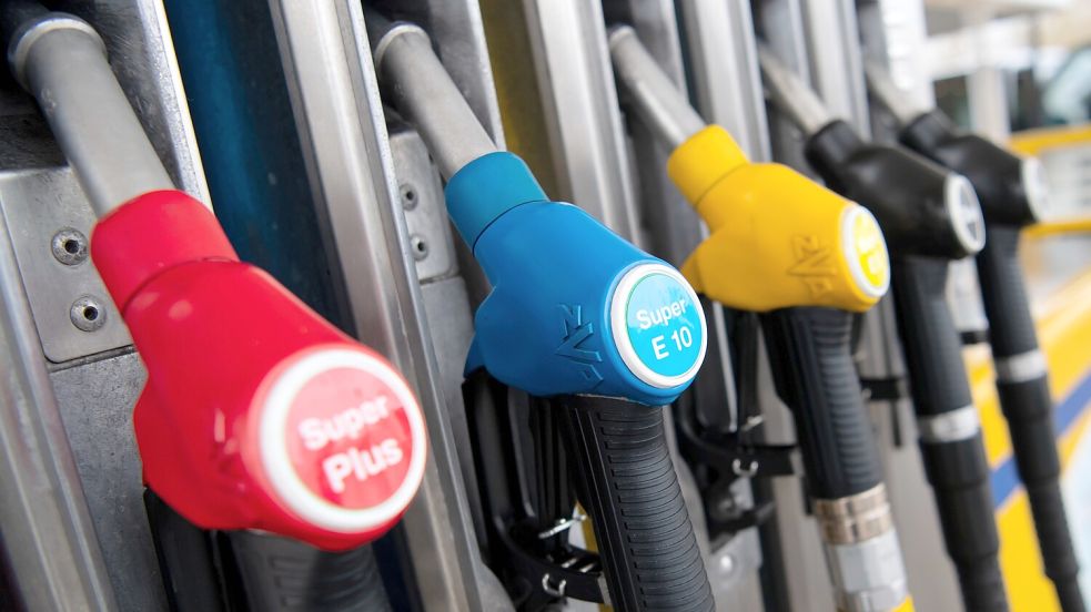 Zapfhähne an einer Tankstelle. Foto: DPA